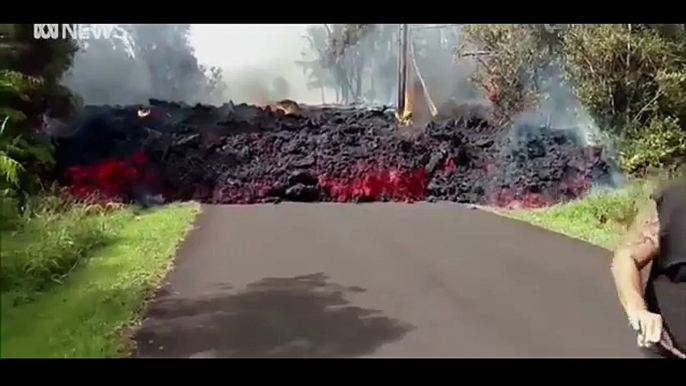 Hawaiian lava flows ‘faster than a turtle’(1)