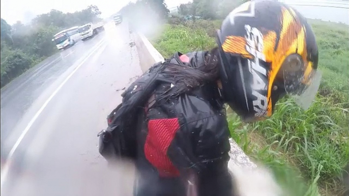 Thaïlande : Un motard sauve sa copine après une chute sous la pluie !