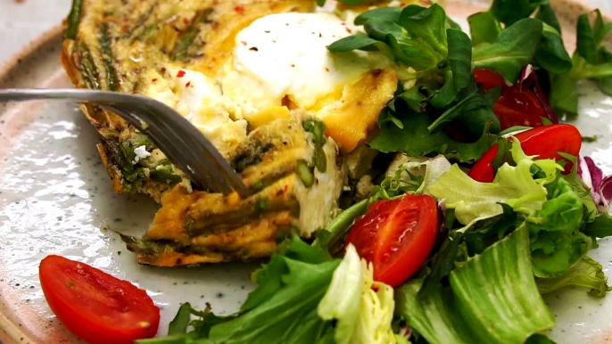 Unsere Spargel-Frittata mit Ricotta schmeckt kalt oder warm und kann als Vorspeise oder Hauptgericht serviert werden. Unbedingt testen! ZUM REZEPT