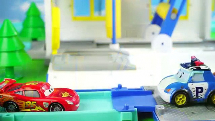 Disney Cars Toys Lightning McQueen and Robocar Poli Story at the carwash Champions are always clean!