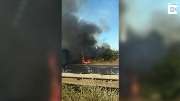 Des automobilistes roulent à travers un épais nuage de fumée en pleine autoroute