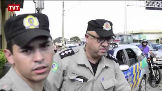 PM aponta arma e dá soco em estudantes durante protesto em Goiás