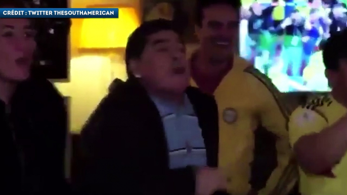 La folle célébration de Maradona après le but de Mina !