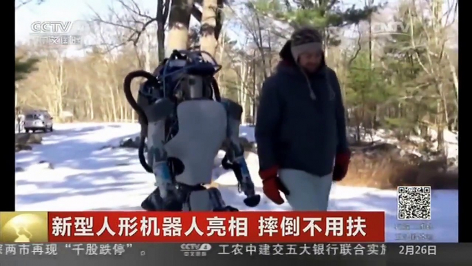 [中国新闻]新型人形机器人亮相 摔倒不用扶
