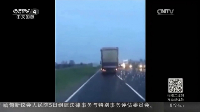 [中国新闻]强风来袭 货车险侧翻
