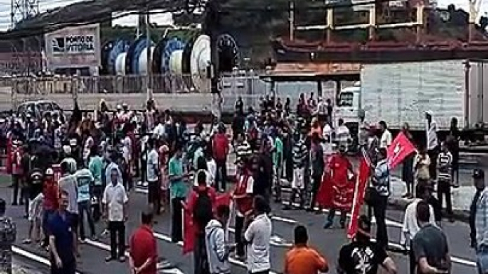 Manifestação interdita ruas do Centro de Vitória na manhã desta terça-feira (15)