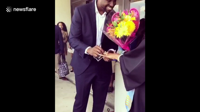 Man surprises girlfriend with marriage proposal on her graduation day