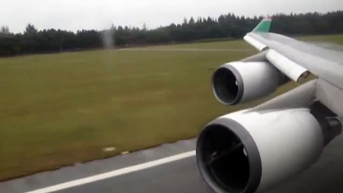 Un avion de ligne Boeing 747 atterrit sur piste inondée et ce qui se passe est impressionnant