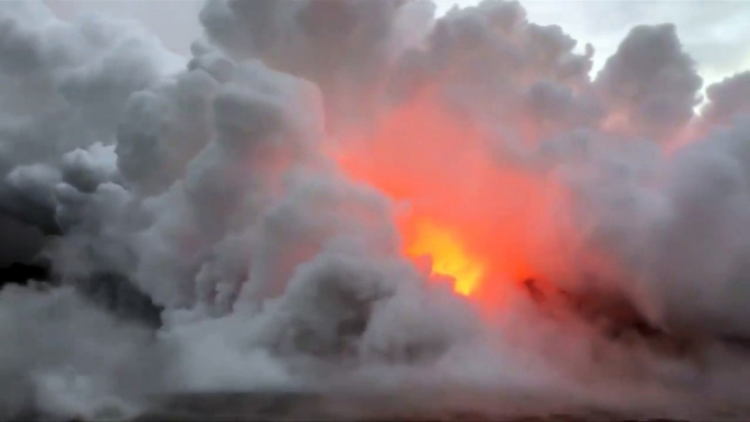 Deadly white clouds of acid and fine shards of glass rise into the sky over #Hawaii on May 21 as lava from the Kilauea volcano flows into the ocean. Hawaii's Ci