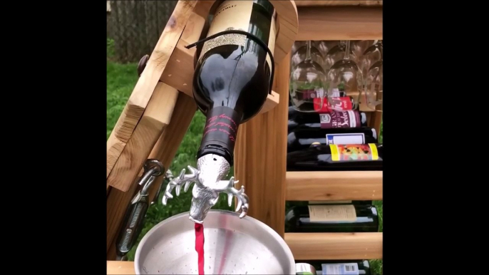 Voici la chaise longue qui distribue des verres de vin à volonté... Invention fort utile!