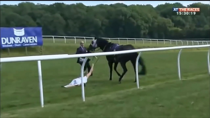 Cheval fou : cette journaliste saute pour l'arrêter courageusement !