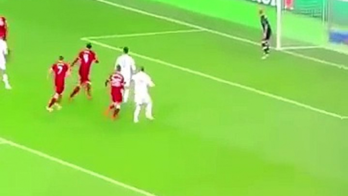 Sergio Ramos beating Loris Karius on his face during Champions League final