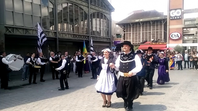 Défilé du bagad dans les rues de Saint-Denis à l'occasion de la fête Bretonne-Berbère (3)