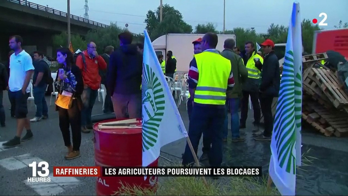 Raffineries : les agriculteurs poursuivent les blocages