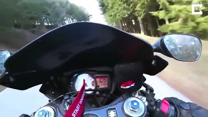 Un motard rate son virage et tombe dans un ravin