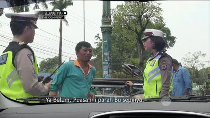 2 Polisi Ini Terharu Setelah Mendengar Keseharian Tukang Becak Motor Ini -86