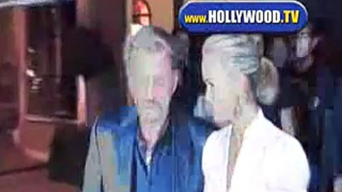 Johnny Hallyday et Laeticia : Élégance et Complicité à la Sortie d'un Restaurant à Hollywood - Une Soirée Inoubliable!