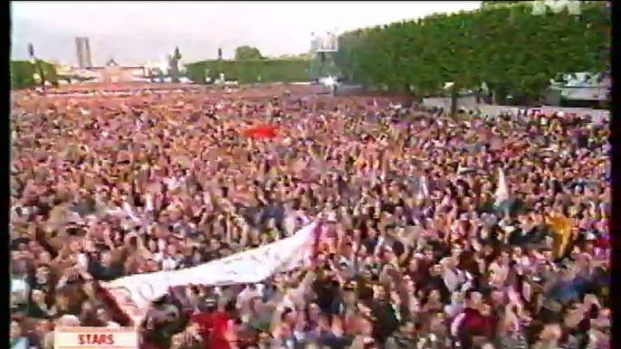 Johnny Hallyday et les Stars de l'an 2000 : Une Épopée Inoubliable à la Télévision ! ✨ Revivez les Moments Magiques avec la Légende du Rock et ses Compagnons de Scène !