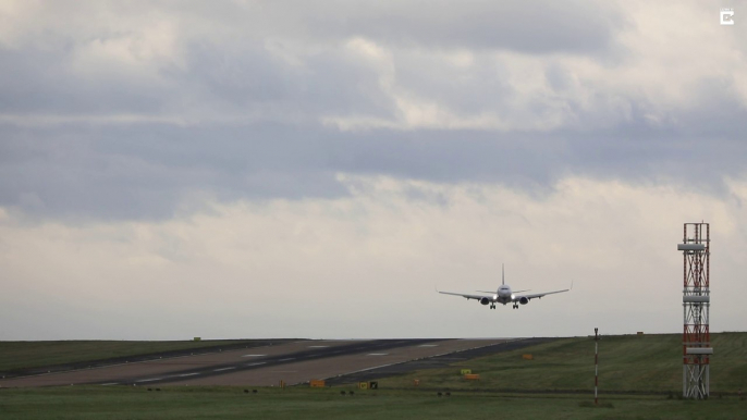 Atterrissages d'avions par grand vent de coté... Bravo aux pilotes