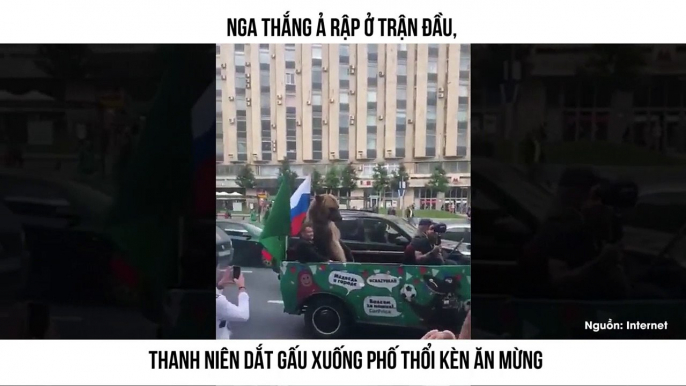 NGA THẮNG Ả RẬP Ở TRẬN ĐẦU, THANH NIÊN DẮT GẤU XUỐNG PHỐ THỔI KÈN ĂN MỪNG