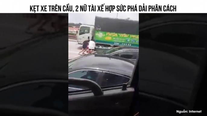 KẸT XE TRÊN CẦU, 2 NỮ TÀI XẾ HỢP SỨC PHÁ DẢI PHÂN CÁCH