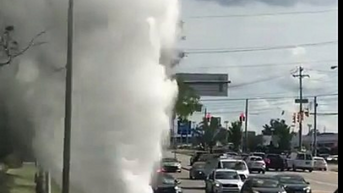 Une canalisation d'eau explose en pleine route à Cincinnati... Impressionnant