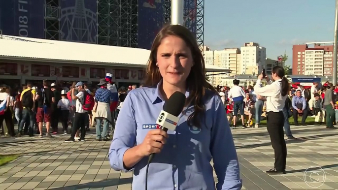 Cette journaliste envoie ch... un passant qui l'embrasse en plein direct !