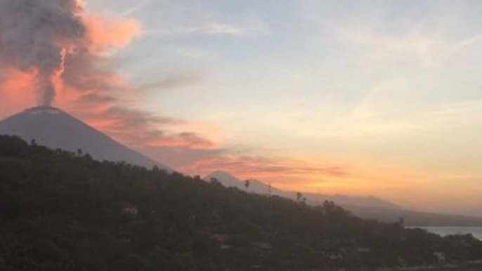 Bali's Mount Agung Erupts, Forcing Indonesian Airports to Shut Down