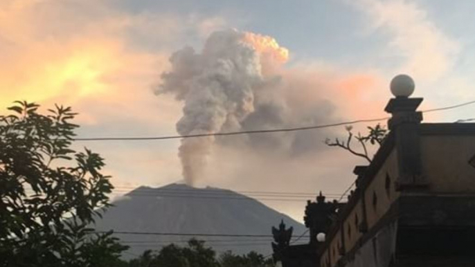 Bali's Mount Agung Eruption Causes Flight Disruptions, Evacuations