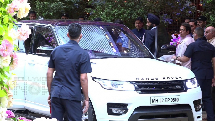 Shah Rukh Khan And Gauri Khan GRAND ENTRY At Akash Ambani Shloka Mehta Pre-Engagement Party