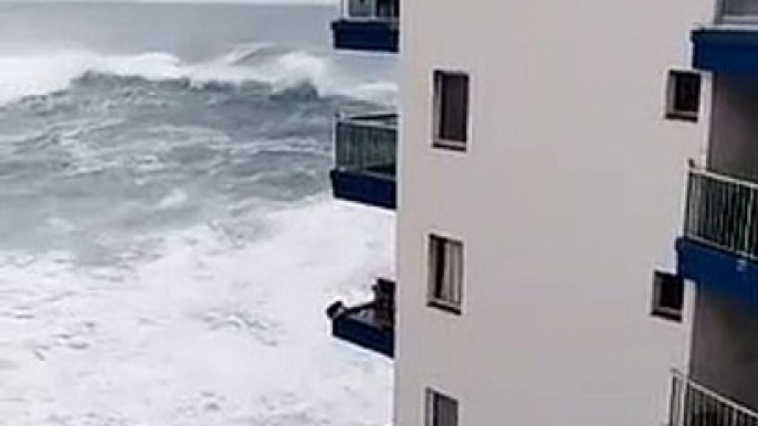 Des vagues immenses détruisent les balcons d'un immeuble