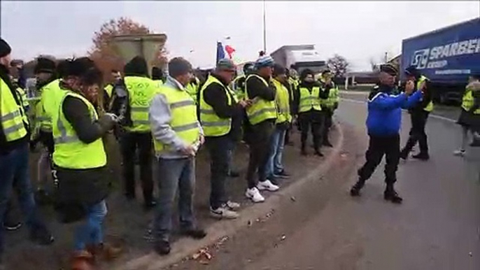 Gilets Jaunes : L'intervention des gendarmes mobiles sur le rond-point des Jardiniers à Saint-Marcel