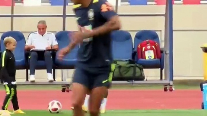 Neymar's son rubs shoulder with Brazil team in practice