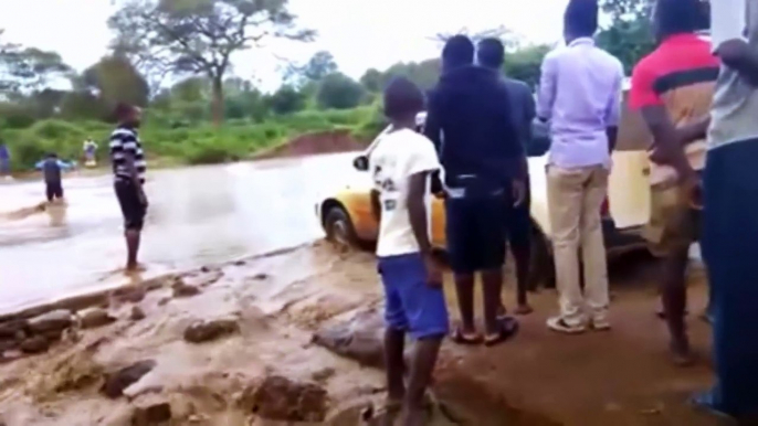 Ce conducteur débile tente de traverser un pont inondé