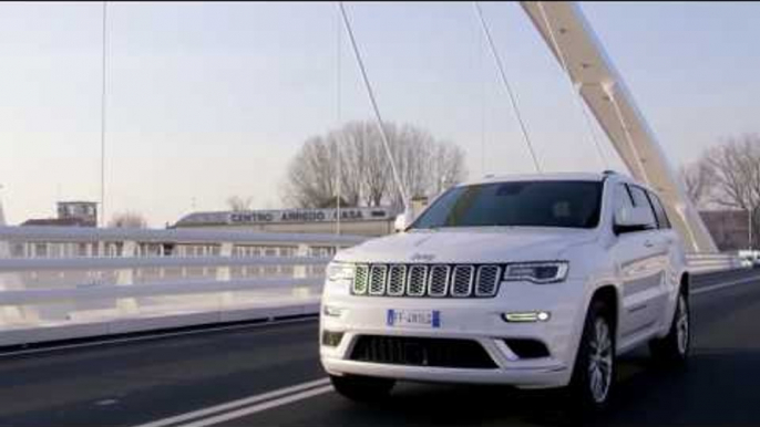 Jeep Grand Cherokee Driving Video in White Trailer | AutoMotoTV