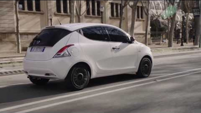 Lancia Ypsilon Unyca - Driving Video in White | AutoMotoTV