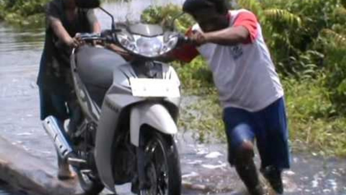 Curah hujan tinggi, beberapa ruas jalan di Kalteng tergenang banjir - iNews Malam 06/11