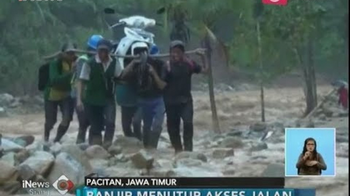 Akses Jalan Tertutup Total, Warga Pacitan Nekad Terjang Banjir Longsor  - iNews Siang 08/03