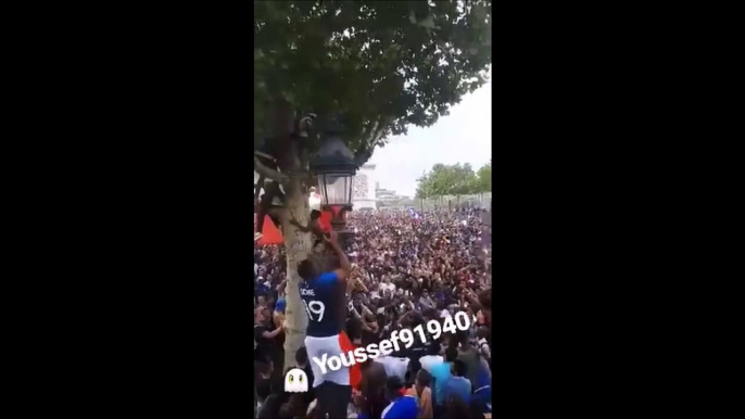 Un supporter français tente un saut dans la foule et se rate complètement