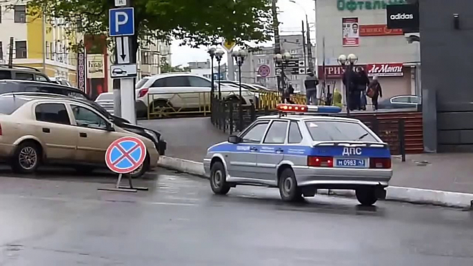 Крестный ход 2017. Инспектор ДПС возле Центральной гостиницы не позволяет парковаться