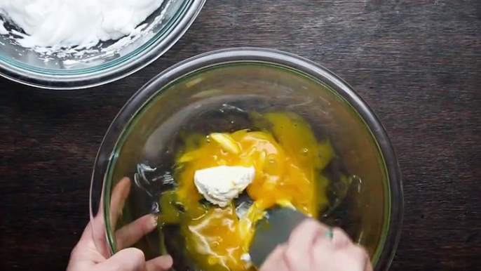 Mit diesem Low-Carb Cloud Bread kannst du endlich Brot essen ohne an die dämlichen Kohlenhydrate zu denken.Das ganze Rezept findest du hier: