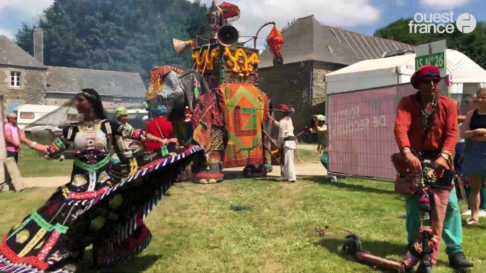 Vieilles Charrues 2018. Cérémonie d'ouverture éléphantesque et le traditionnel tirer de charrue