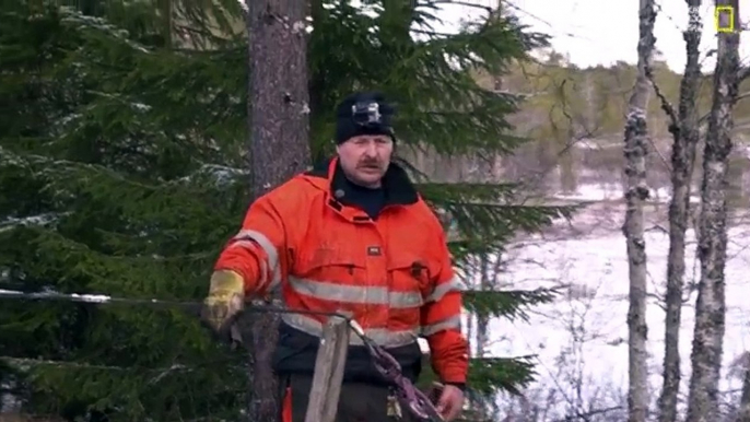 Ice Road Rescue S01xxE05 Black Ice - Part 02