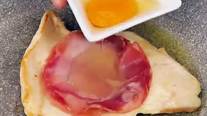 Versa l'uovo nel pollo e crea un piatto davvero speciale :DPiacerà a tutti!