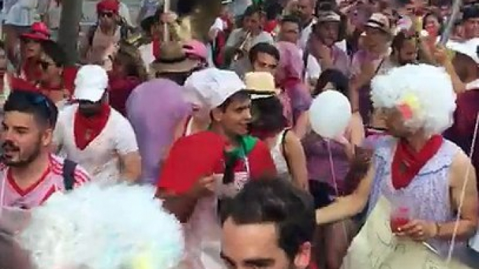 Salida de las peñas en la primera corrida de las fiestas de Santa Ana en Tudela
