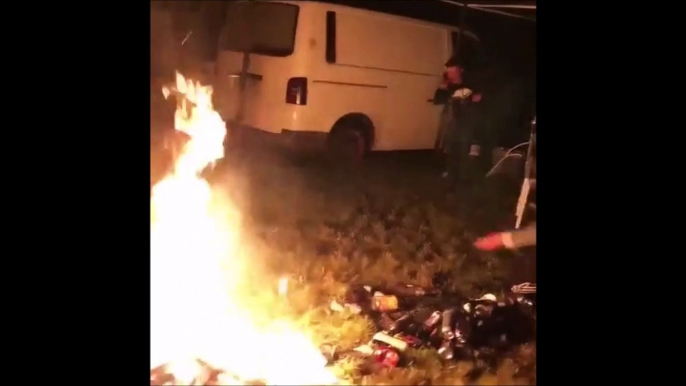 Il tente un saut au dessus du feu en vélo et se rate complètement