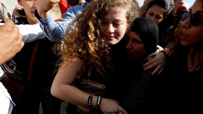 Sale de prisión Ahed Tamimi, la joven palestina que abofeteó a soldados israelíes