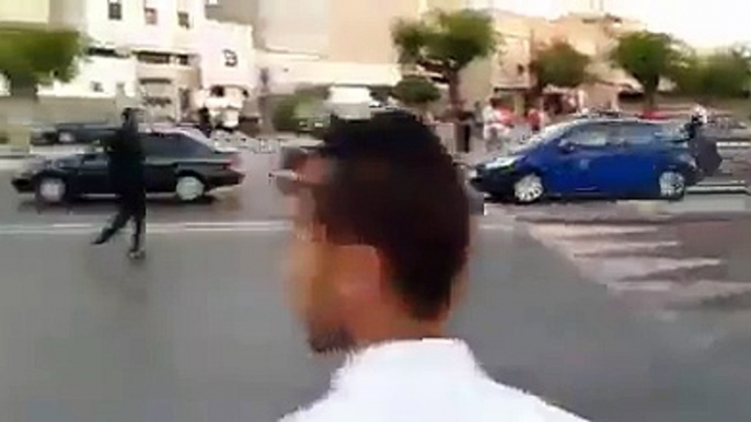 شاب مغربي يتعرض لموكب الملك محمد السادس