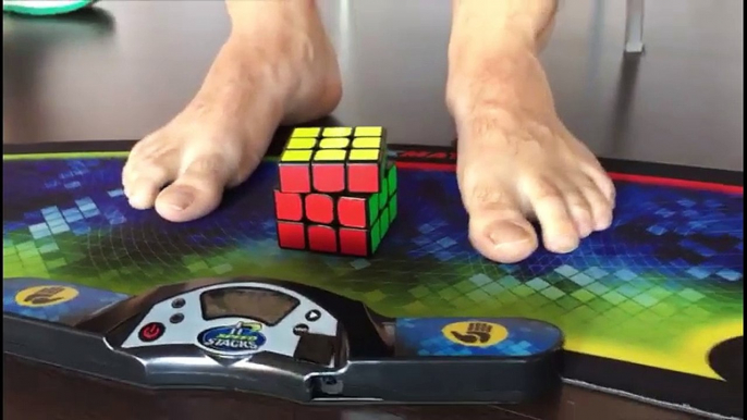 Julen Simón resuelve tres cubos de rubik, uno en segundos, otro con los pies y otro a ciegas. NAVARRA.COM