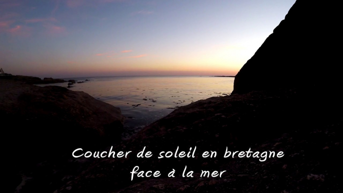 coucher de soleil en bretagne face à la mer